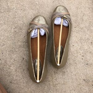 NWT EuroSoft by Sofft gold flats